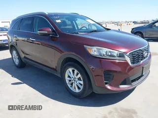 2019 Kia Sorento L z VIN 5XYPG4A32KG568841, wystawiony jako IAAI lot #41833435 z przebiegiem 103 426 mil mil oraz . Historia ofert i sprzedaży dostępna na DreamBid. Obrazek 1.