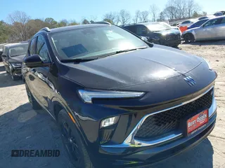 2025 Buick Encore GX Sport Touring с VIN KL4AMDSL5SB120515, выставлен на аукционе IAAI как лот 41694185 с пробегом 2 215 миль миль и . История ставок и продаж доступна на DreamBid. Изображение 1.
