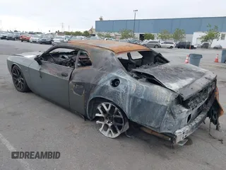 2017 Dodge Challenger R/T Shaker z VIN 2C3CDZBTXHH663987, wystawiony jako IAAI lot #40367339 z przebiegiem Nie podano mil oraz . Historia ofert i sprzedaży dostępna na DreamBid. Obrazek 3.