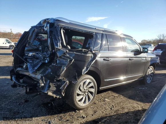 2023 Lincoln Navigator L Reserve with VIN 5LMJJ3LG6PEL16195, listed as a Copart auction lot 82288124 with 23,021 mi miles and Salvage Title. Bid and sale history available at carsss.com. Image 3.