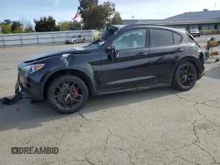 2020 Alfa Romeo Stelvio Sport z VIN ZASPAJAN5L7C74065, wystawiony jako Copart lot #55159945 z przebiegiem Nie podano mil oraz Czysty tytuł • Clean title. Historia ofert i sprzedaży dostępna na DreamBid. Obrazek 1.