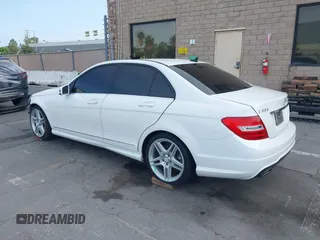 2013 Mercedes-Benz C 300 Sport z VIN WDDGF8AB0DA779904, wystawiony jako IAAI lot #42278212 z przebiegiem 156 354 mil mil oraz . Historia ofert i sprzedaży dostępna na DreamBid. Obrazek 3.