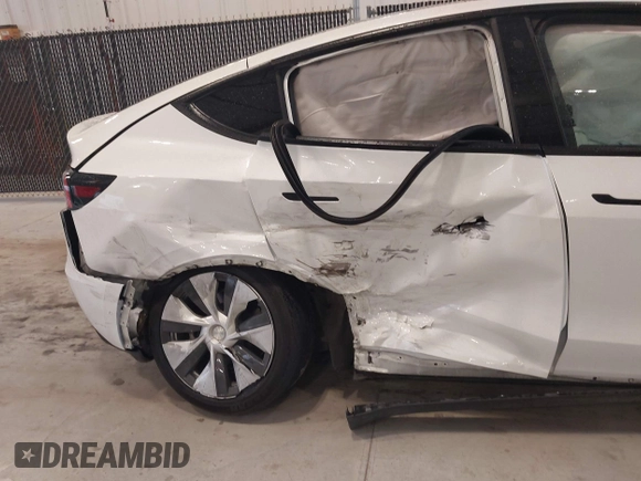 2020 Tesla Model Y Long Range z VIN 5YJYGDEE8LF054338, wystawiony jako IAAI lot #39026888 z przebiegiem 86 142 mil mil oraz . Historia ofert i sprzedaży dostępna na DreamBid. Obrazek 6.