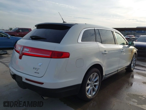 2014 Lincoln MKT EcoBoost z VIN 2LMHJ5AT3EBL50329, wystawiony jako IAAI lot #41434832 z przebiegiem 110 083 mil mil oraz . Historia ofert i sprzedaży dostępna na DreamBid. Obrazek 4.