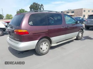 1998 Toyota Sienna LE with VIN 4T3ZF13C5WU010268, listed as a IAAI auction lot 42100402 with 258,934 mi miles. Bid and sale history available at carsss.com. Image 4.