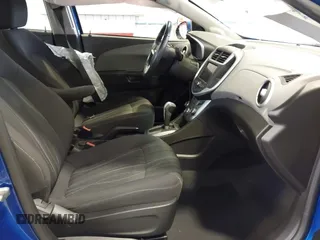 2020 Chevrolet Sonic LT z VIN 1G1JD5SB2L4138455, wystawiony jako IAAI lot #41651103 z przebiegiem 34 349 mil mil oraz . Historia ofert i sprzedaży dostępna na DreamBid. Obrazek 5.