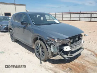 2023 Mazda CX-5 S Carbon Edition z VIN JM3KFBCM7P0164462, wystawiony jako IAAI lot #41919579 z przebiegiem 49 585 mil mil oraz . Historia ofert i sprzedaży dostępna na DreamBid. Obrazek 1.