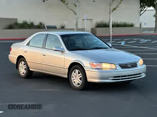 2000 Toyota Camry CE z VIN 4T1BG22K2YU669871, wystawiony jako Copart lot #57918075 z przebiegiem 164 842 mil mil oraz Czysty tytuł • Clean title. Historia ofert i sprzedaży dostępna na DreamBid. Obrazek 1.