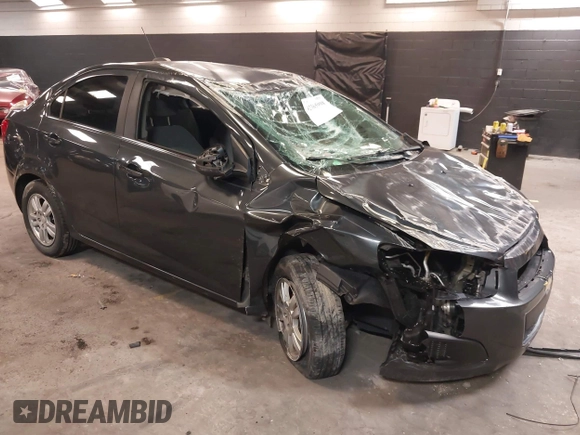 2015 Chevrolet Sonic LT z VIN 1G1JC5SH2F4197954, wystawiony jako IAAI lot #42365998 z przebiegiem 112 381 mil mil oraz . Historia ofert i sprzedaży dostępna na DreamBid. Obrazek 1.