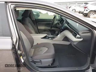2019 Toyota Camry LE z VIN 4T1B11HK7KU759723, wystawiony jako IAAI lot #41679210 z przebiegiem 35 613 mil mil oraz . Historia ofert i sprzedaży dostępna na DreamBid. Obrazek 5.