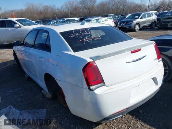 2015 Chrysler 300 S z VIN 2C3CCABG7FH767129, wystawiony jako IAAI lot #38651797 z przebiegiem 125 210 mil mil oraz . Historia ofert i sprzedaży dostępna na DreamBid. Obrazek 3.