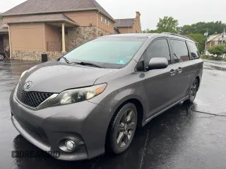 2012 Toyota Sienna SE с VIN 5TDXK3DC5CS181936, выставлен на аукционе Copart как лот 58632215 с пробегом 115 295 миль миль и Чистый • Clean title. История ставок и продаж доступна на DreamBid. Изображение 1.