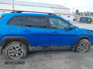 2022 Jeep Cherokee Trailhawk z VIN 1C4PJMBX1ND539319, wystawiony jako IAAI lot #41811178 z przebiegiem 49 922 mil mil oraz . Historia ofert i sprzedaży dostępna na DreamBid. Obrazek 14.