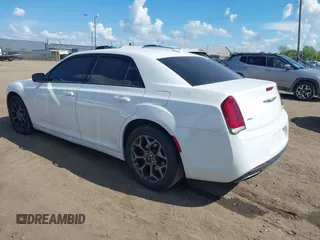 2015 Chrysler 300 S z VIN 2C3CCAGG6FH736320, wystawiony jako IAAI lot #42270198 z przebiegiem 131 549 mil mil oraz . Historia ofert i sprzedaży dostępna na DreamBid. Obrazek 3.