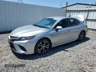 2018 Toyota Camry LE z VIN 4T1B11HK0JU532999, wystawiony jako Copart lot #62365355 z przebiegiem 56 478 mil mil oraz Szkoda całkowita • Salvage title. Historia ofert i sprzedaży dostępna na DreamBid. Obrazek 1.