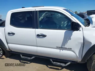 2022 Toyota Tacoma SR z VIN 3TMCZ5AN0NM499428, wystawiony jako IAAI lot #41874787 z przebiegiem Nie podano mil oraz . Historia ofert i sprzedaży dostępna na DreamBid. Obrazek 14.
