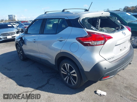 2020 Nissan Kicks SV z VIN 3N1CP5CV6LL573962, wystawiony jako IAAI lot #41783534 z przebiegiem 32 247 mil mil oraz . Historia ofert i sprzedaży dostępna na DreamBid. Obrazek 3.