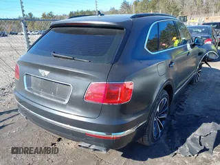 2019 Bentley Bentayga V8 z VIN SJAAM2ZV9KC024576, wystawiony jako IAAI lot #41713477 z przebiegiem 29 631 mil mil oraz . Historia ofert i sprzedaży dostępna na DreamBid. Obrazek 4.