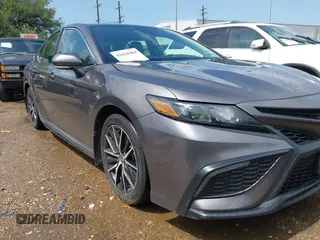2023 Toyota Camry SE z VIN 4T1G11AK0PU828193, wystawiony jako IAAI lot #42418364 z przebiegiem 43 398 mil mil oraz . Historia ofert i sprzedaży dostępna na DreamBid. Obrazek 1.