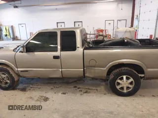 2002 Chevrolet S-10 LS with VIN 1GCDT19WX28127512, listed as a IAAI auction lot 41708908 with 214,549 mi miles. Bid and sale history available at carsss.com. Image 6.