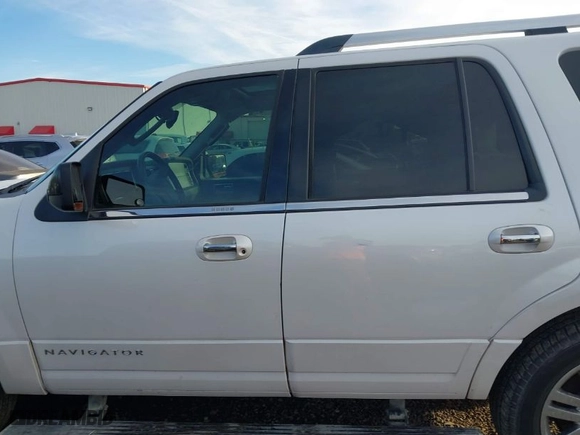 2010 Lincoln Navigator with VIN 5LMJJ2J55AEJ08571, listed as a IAAI auction lot 41400627 with 254,067 mi miles. Bid and sale history available at carsss.com. Image 15.
