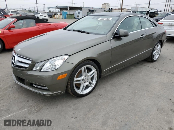 2013 Mercedes-Benz E 350 z VIN WDDKJ5KB5DF197712, wystawiony jako Copart lot #60521005 z przebiegiem 42 109 mil mil oraz Szkoda całkowita • Salvage title. Historia ofert i sprzedaży dostępna na DreamBid. Obrazek 1.