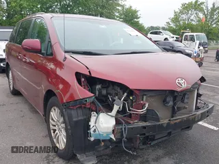 2013 Toyota Sienna XLE AAS z VIN 5TDYK3DC7DS326237, wystawiony jako IAAI lot #42530955 z przebiegiem 150 334 mil mil oraz . Historia ofert i sprzedaży dostępna na DreamBid. Obrazek 1.