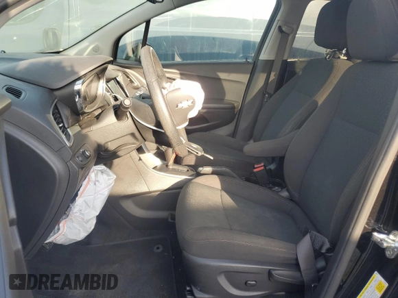 2021 Chevrolet Trax LS z VIN KL7CJKSB5MB303139, wystawiony jako Copart lot #46196595 z przebiegiem 59 255 mil mil oraz Szkoda całkowita • Salvage title. Historia ofert i sprzedaży dostępna na DreamBid. Obrazek 7.