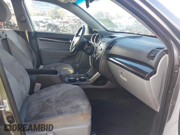 2011 Kia Sorento LX with VIN 5XYKTDA2XBG166661, listed as a IAAI auction lot 41795397 with 84,562 mi miles. Bid and sale history available at carsss.com. Image 5.