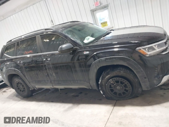 2021 Volkswagen Atlas 3.6L V6 SE w/Technology with VIN 1V2KR2CA7MC540494, listed as a IAAI auction lot 41562095 with 105,795 mi miles. Bid and sale history available at carsss.com. Image 13.