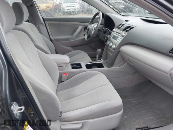 2008 Toyota Camry LE z VIN 4T1BE46KX8U762021, wystawiony jako IAAI lot #42072732 z przebiegiem 153 646 mil mil oraz . Historia ofert i sprzedaży dostępna na DreamBid. Obrazek 5.