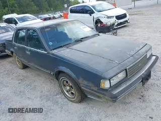 1987 Chevrolet Celebrity z VIN 1G1AW51W9H6195195, wystawiony jako IAAI lot #42040092 z przebiegiem 117 321 mil mil oraz . Historia ofert i sprzedaży dostępna na DreamBid. Obrazek 1.