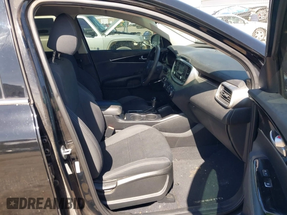 2018 Kia Sorento LX with VIN 5XYPG4A37JG431134, listed as a IAAI auction lot 41803871 with 139,818 mi miles. Bid and sale history available at carsss.com. Image 5.