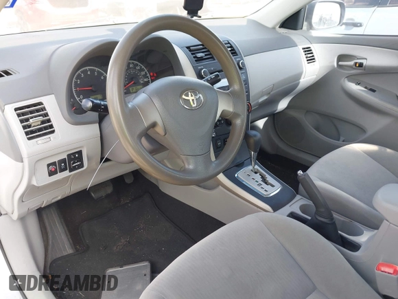 2010 Toyota Corolla z VIN 1NXBU4EE0AZ378110, wystawiony jako IAAI lot #42564623 z przebiegiem 160 135 mil mil oraz . Historia ofert i sprzedaży dostępna na DreamBid. Obrazek 5.