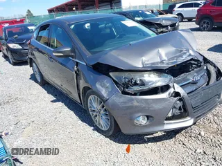 2014 Ford Focus Titanium z VIN 1FADP3N29EL342132, wystawiony jako IAAI lot #42051936 z przebiegiem 109 750 mil mil oraz . Historia ofert i sprzedaży dostępna na DreamBid. Obrazek 1.