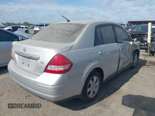 2008 Nissan Versa S z VIN 3N1BC11E68L405992, wystawiony jako IAAI lot #42060826 z przebiegiem 142 956 mil mil oraz . Historia ofert i sprzedaży dostępna na DreamBid. Obrazek 4.