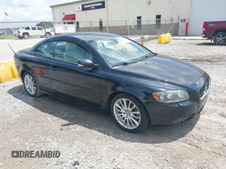 2007 Volvo C70 z VIN YV1MC68287J016057, wystawiony jako IAAI lot #42460400 z przebiegiem 104 051 mil mil oraz . Historia ofert i sprzedaży dostępna na DreamBid. Obrazek 1.