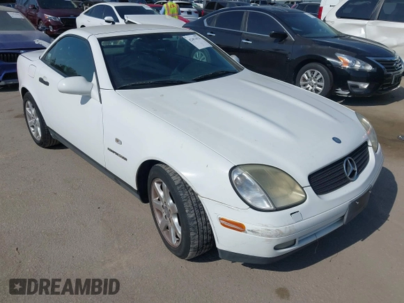 1999 Mercedes-Benz SLK 230/320 z VIN WDBKK47F7XF126995, wystawiony jako IAAI lot #42453023 z przebiegiem 215 676 mil mil oraz . Historia ofert i sprzedaży dostępna na DreamBid. Obrazek 1.
