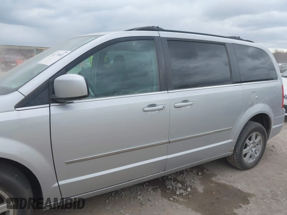 2010 Chrysler Town & Country Touring with VIN 2A4RR5D1XAR195748, listed as a IAAI auction lot 42029882 with 136,905 mi miles. Bid and sale history available at carsss.com. Image 14.