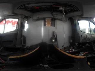 2018 Ford Transit z VIN 1FDYR2CM5JKA14321, wystawiony jako IAAI lot #42231277 z przebiegiem Nie podano mil oraz . Historia ofert i sprzedaży dostępna na DreamBid. Obrazek 18.