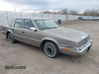 1988 Chrysler New Yorker z VIN 1C3BU6639JD209916, wystawiony jako IAAI lot #41744173 z przebiegiem 143 379 mil mil oraz . Historia ofert i sprzedaży dostępna na DreamBid. Obrazek 1.