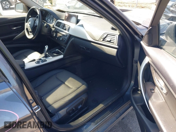 2015 BMW 3 Series 320i xDrive с VIN WBA3C3G55FNS73810, выставлен на аукционе IAAI как лот 41822468 с пробегом 76 779 миль миль и . История ставок и продаж доступна на DreamBid. Изображение 5.