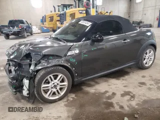 2013 MINI Roadster S z VIN WMWSY3C57DT593979, wystawiony jako Copart lot #68924454 z przebiegiem 61 578 mil mil oraz Szkody całkowita. Historia ofert i sprzedaży dostępna na DreamBid. Obrazek 1.