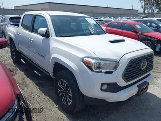 2020 Toyota Tacoma SR5 z VIN 3TMAZ5CN1LM115030, wystawiony jako IAAI lot #41651980 z przebiegiem 64 824 mil mil oraz . Historia ofert i sprzedaży dostępna na DreamBid. Obrazek 1.