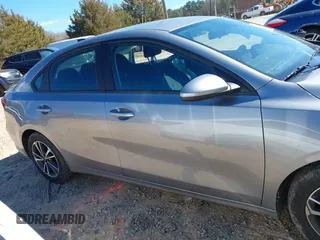 2023 Kia Forte LXS z VIN 3KPF24AD5PE616176, wystawiony jako IAAI lot #41737752 z przebiegiem 21 526 mil mil oraz . Historia ofert i sprzedaży dostępna na DreamBid. Obrazek 13.