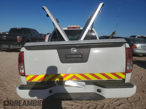 2020 Nissan Frontier S z VIN 1N6ED0CE2LN723659, wystawiony jako Copart lot #47130435 z przebiegiem Nie podano mil oraz Szkoda całkowita • Salvage title. Historia ofert i sprzedaży dostępna na DreamBid. Obrazek 6.