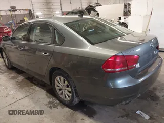 2014 Volkswagen Passat Wolfsburg Edition z VIN 1VWAT7A31EC080098, wystawiony jako IAAI lot #41719111 z przebiegiem 166 828 mil mil oraz . Historia ofert i sprzedaży dostępna na DreamBid. Obrazek 3.