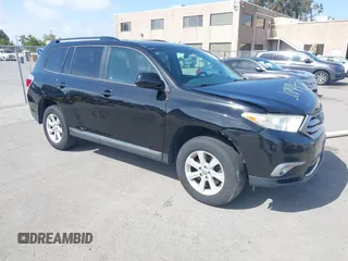 2013 Toyota Highlander z VIN 5TDZK3EH9DS130525, wystawiony jako IAAI lot #42111554 z przebiegiem 224 229 mil mil oraz . Historia ofert i sprzedaży dostępna na DreamBid. Obrazek 1.