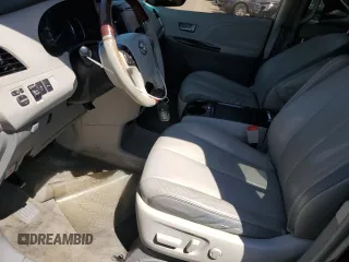 2011 Toyota Sienna XLE AAS z VIN 5TDYK3DC7BS111311, wystawiony jako Copart lot #57298675 z przebiegiem 131 597 mil mil oraz Szkoda całkowita • Salvage title. Historia ofert i sprzedaży dostępna na DreamBid. Obrazek 7.