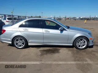 2013 Mercedes-Benz C 250 Sport z VIN WDDGF4HB9DA873732, wystawiony jako IAAI lot #41755981 z przebiegiem 82 181 mil mil oraz . Historia ofert i sprzedaży dostępna na DreamBid. Obrazek 13.